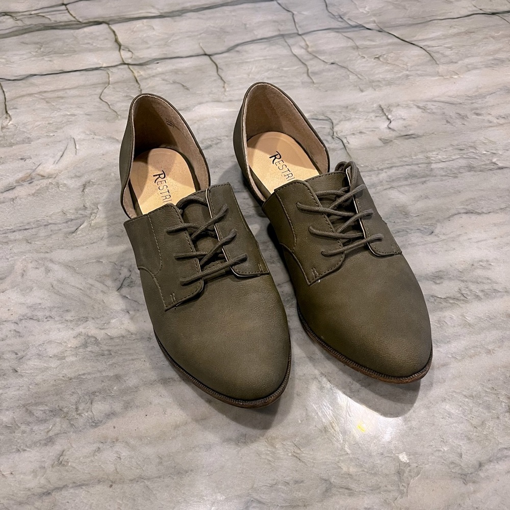 Restricted Pointed Flats Green Size 7